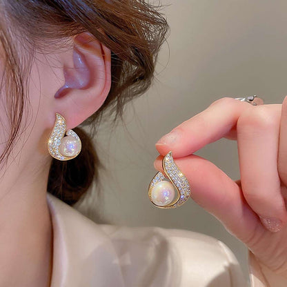 Pearl Crystal Round Shape Earring Titliya