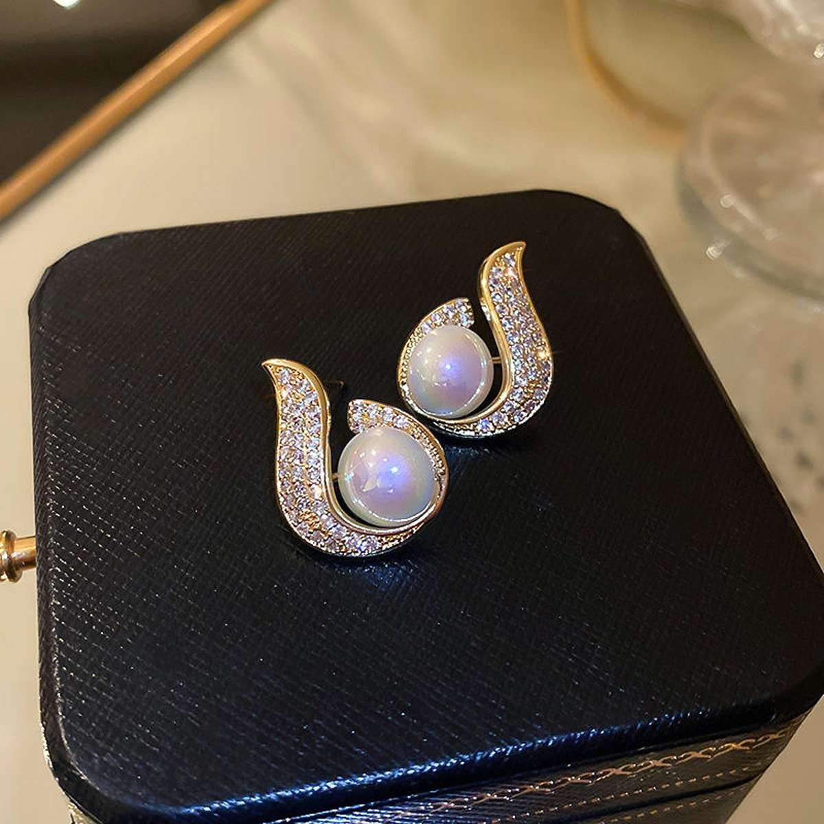 Pearl Crystal Round Shape Earring Titliya