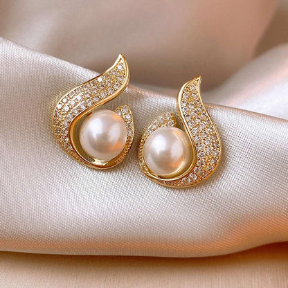 Pearl Crystal Round Shape Earring Titliya