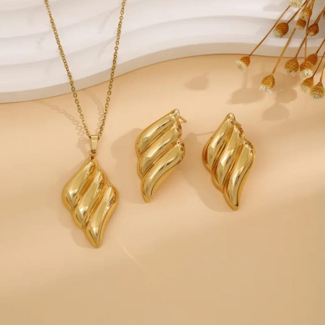Set Of Gold Plated Earrings And Necklace Titliya