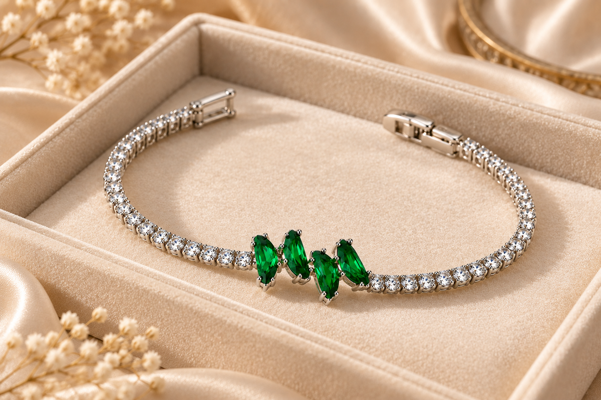 Close-up of jewellery included in the TITLIYA Golden Moments gift set