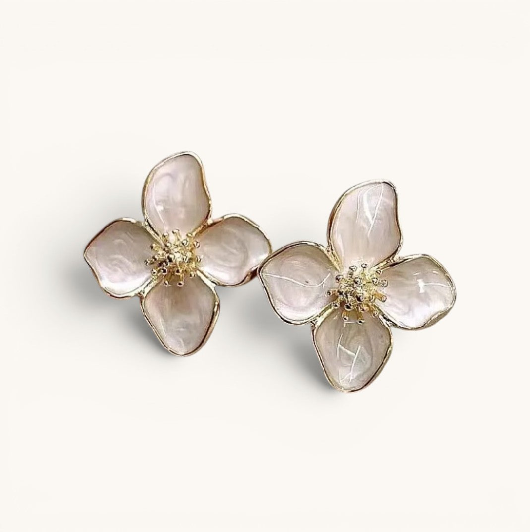 TITLIYA white flower stud earrings with pearlescent petals and gold-toned centers for elegant daily wear.